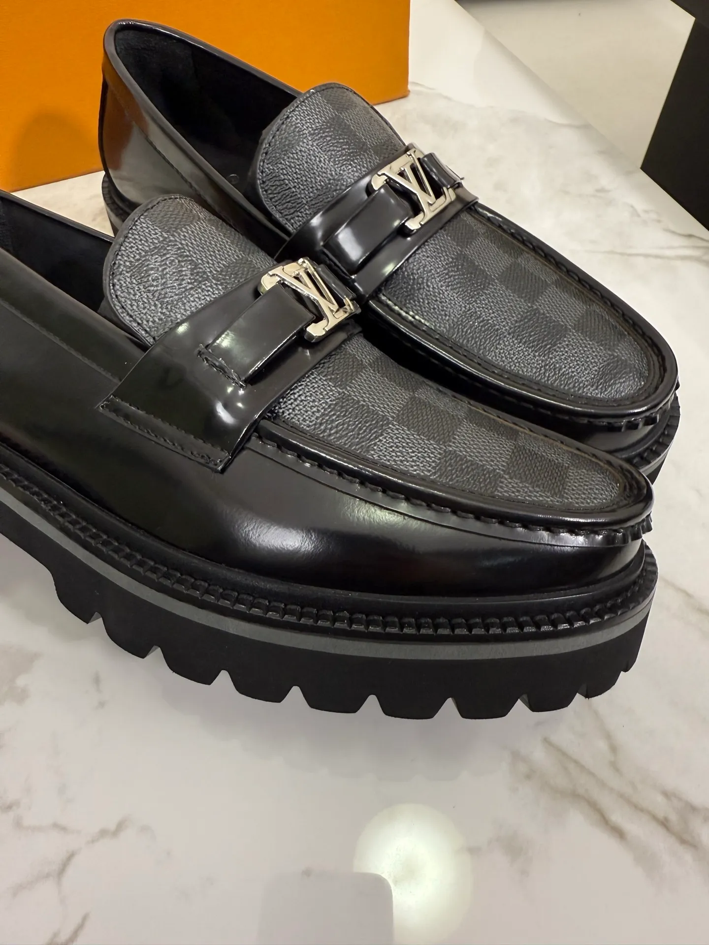 [L Family] Top P: 800💰 ▪️Size: 39-44 (38.45 custom-made) The top male god leather shoes Lv series are sold at the same time with original factory configuration, original cowhide fabric imported from Italy, soft and comfortable, imported water-dyed cow lining, soles: original ultra-light French foam outsole super comfortable, original factory with single goods 🔍🔍high quality, can be entered and exited at will, welcome to compare and synchronize.